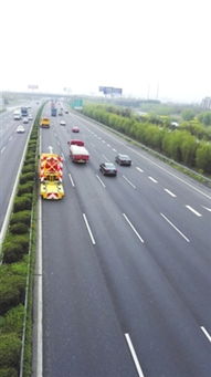 蘇嘉杭高速舉行防撞緩沖車實(shí)戰(zhàn)演練，筑牢道路作業(yè)安全防線